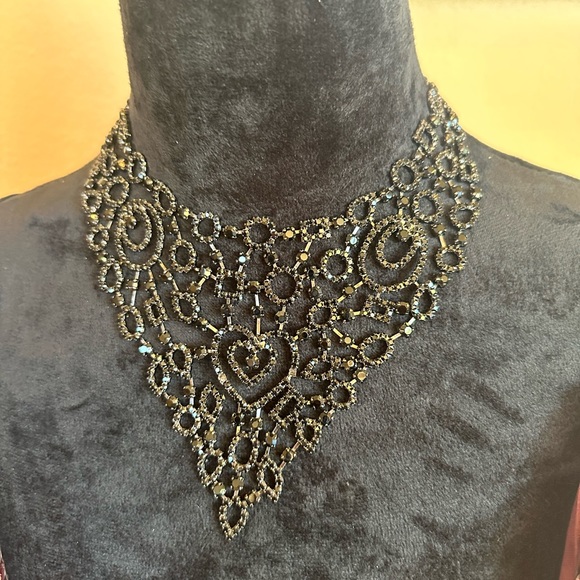 Jewelry - Stunning Black Stones Chocker Style Necklace.